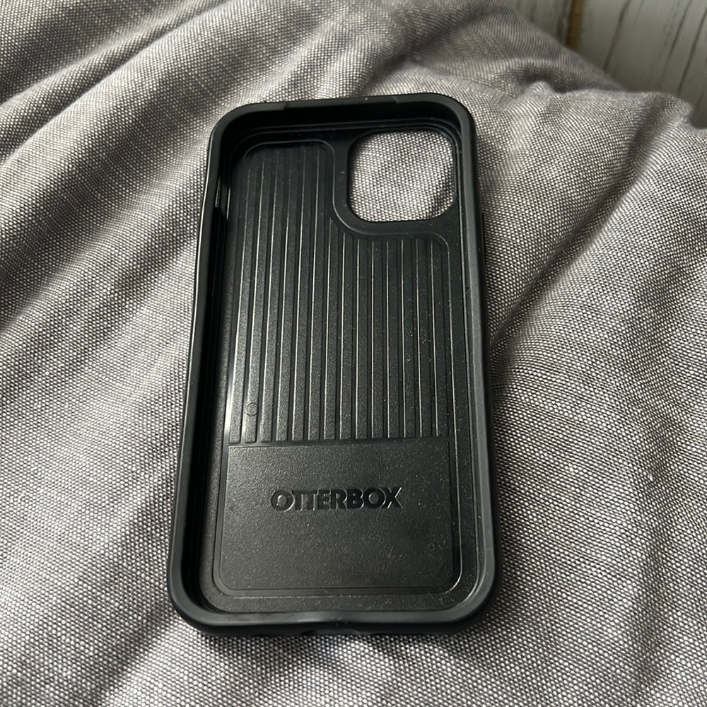 iPhone 12 Otterbox Symmetry case